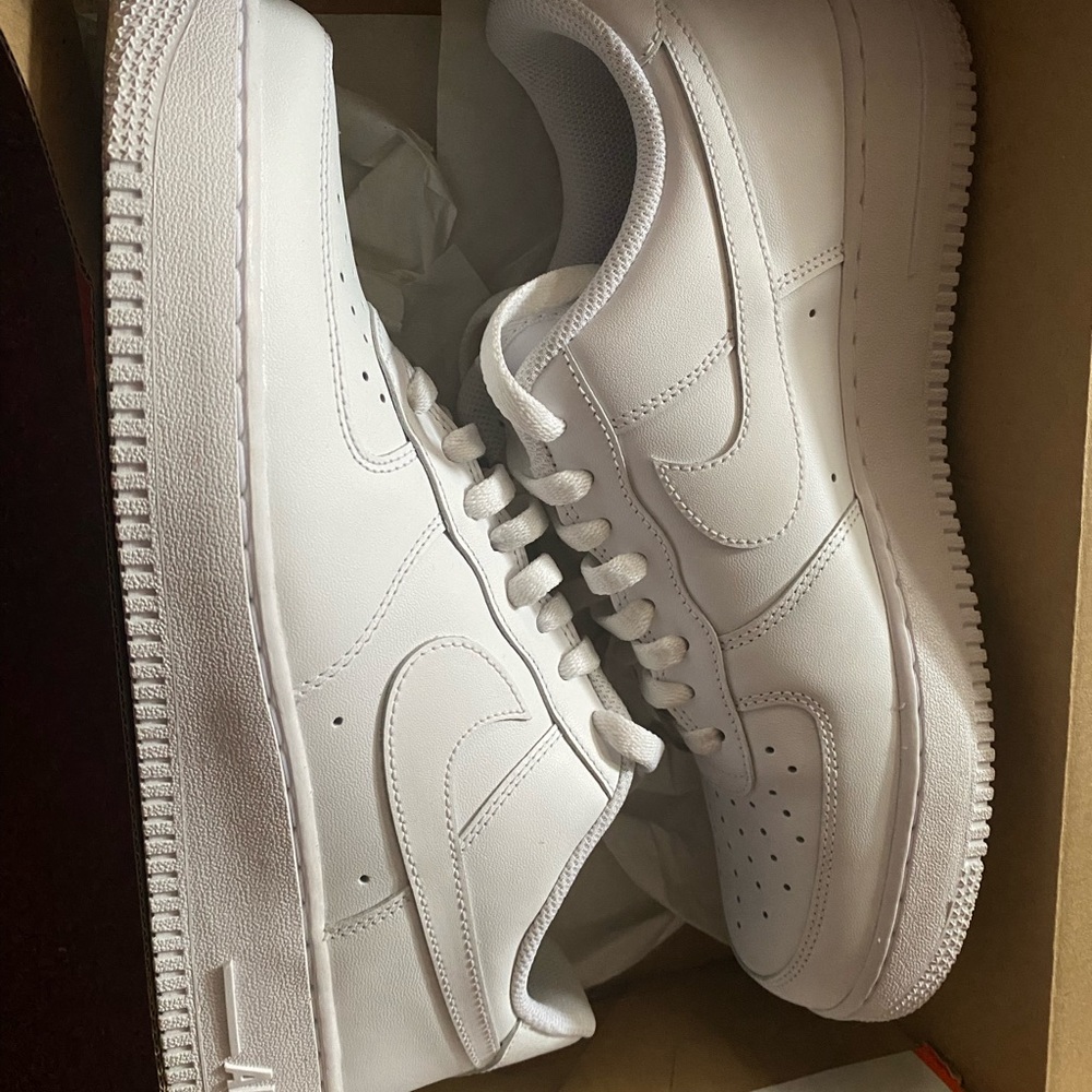 White Nike Men’s Air Force 1 - Picture 5 of 6